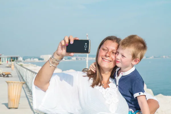 Mutter und Sohn schießen lächelnd ein Selfie — Stockfoto