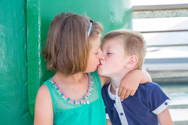 Hermano y hermana dan un beso cariñoso — Foto de Stock