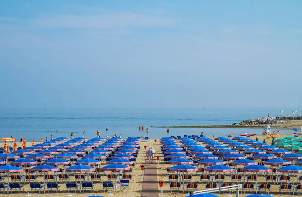 Plajda şemsiye ve şezlonglar ile Riviera Romagnola 