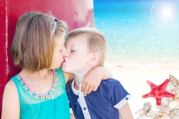 Broer en zus geven een aanhankelijk kus — Stockfoto