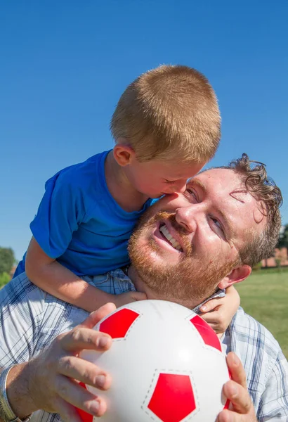 Pai e filho brincam juntos com a bola — Fotografia de Stock