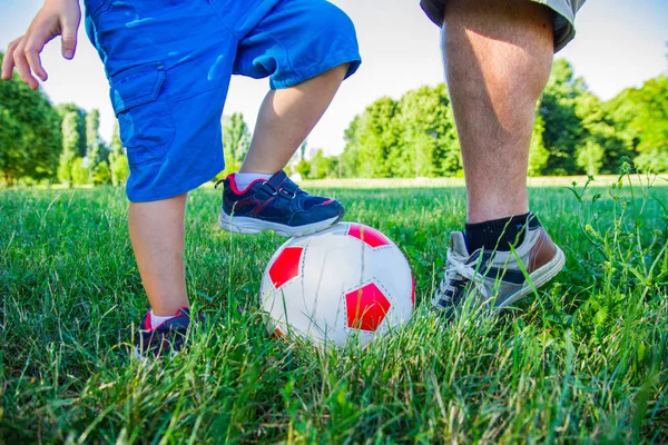 Papai e menino brincam com a bola — Fotografia de Stock