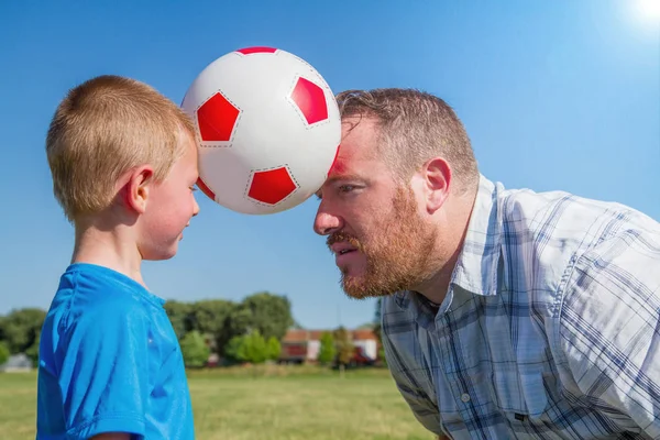 Papai e menino brincam com a bola — Fotografia de Stock