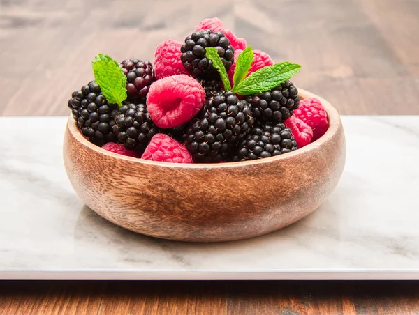 Tazza di legno con bacche fresche — Foto Stock