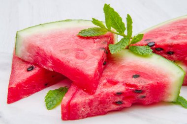 Karpuz beyaz mermer zemin üzerine dilimlenmiş 