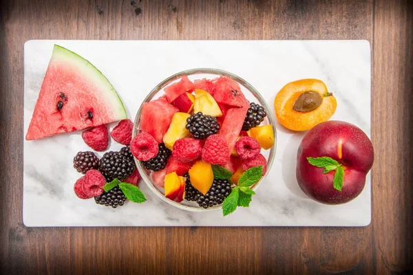 Smíšených ovocný salát s čerstvým ovocem — Stock fotografie