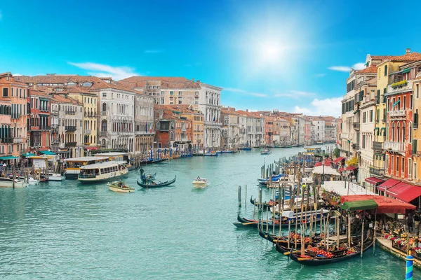 Benátky město a canal za slunečných dní — Stock fotografie