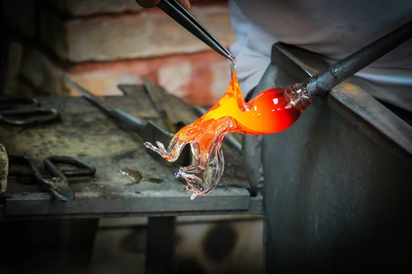 Artista del vetro nel suo laboratorio facendo vetreria — Foto Stock