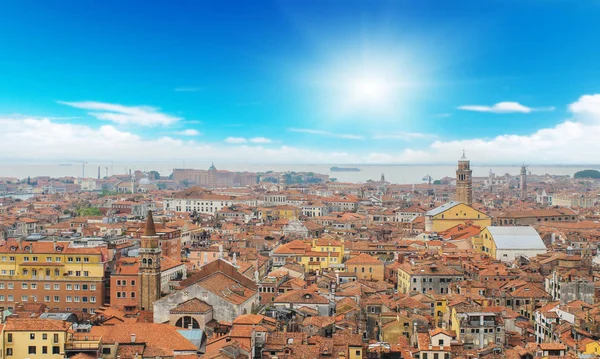 Venecia ciudad panorama en días soleados — Foto de Stock