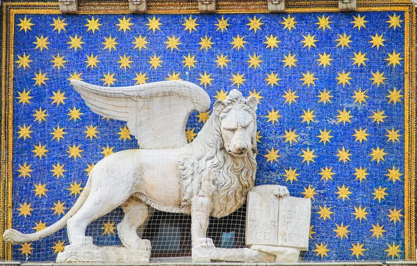 Статуя крилатий лев символ Венеції — стокове фото