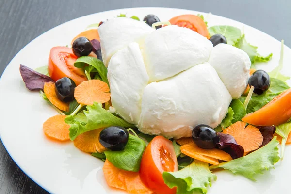 Verse mozzarella met mix salade met olijven en worteltjes — Stockfoto