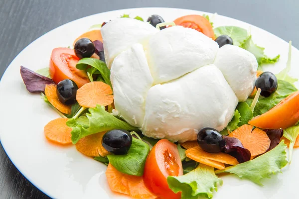 Mozzarella fresca con mix di insalata con olive e carote — Foto Stock