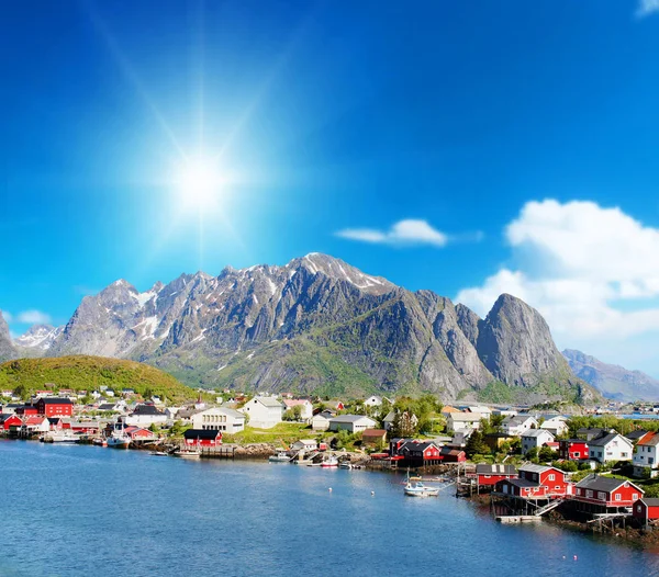 Όμορφη θέα της πόλης Reine στο νησιά Lofoten της Νορβηγίας — Φωτογραφία Αρχείου