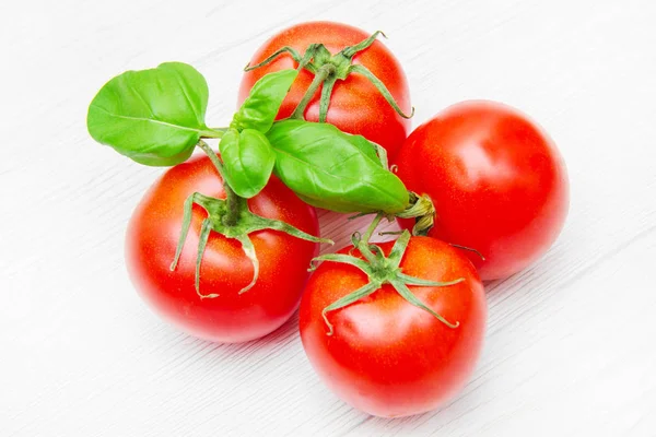 Groep van verse resd tomaten met basilicum — Stockfoto