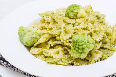makarna brokoli pesto ve fıstık ile