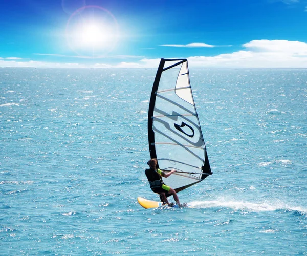 Ein Windsurfer im Meer surft schnell zur Sonne — Stockfoto