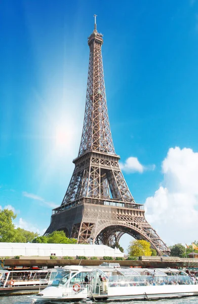 The Eiffel tower along the Seine in Paris — Stock Photo, Image