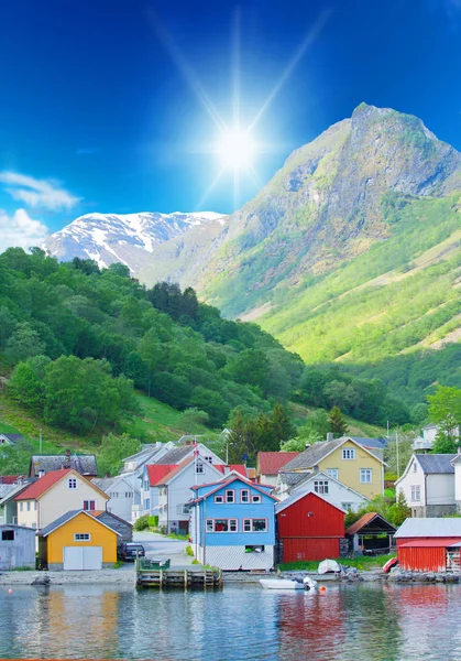 Vesnice a výhledem na moře na horách v fjord geiranger, Norsko — Stock fotografie