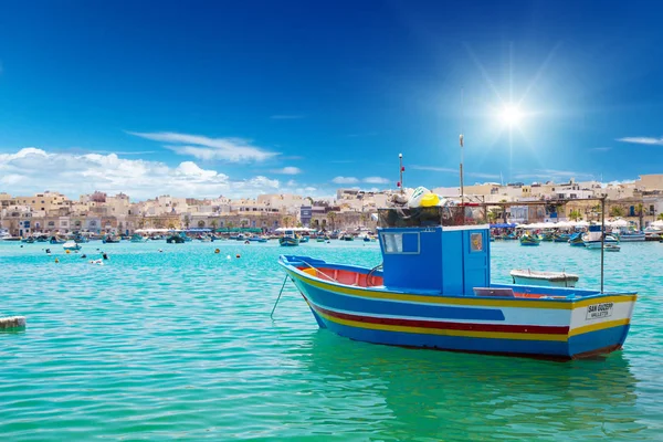 Barco solitario en La Valletta Malta —  Fotos de Stock