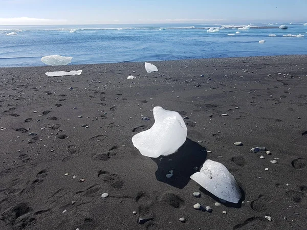 Eis am Strand mit schwarzem Sand in Island — Stockfoto