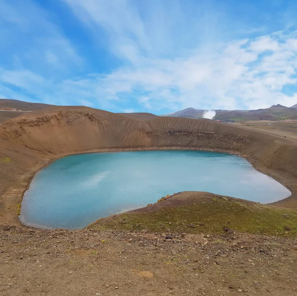 Ηφαίστειο κρατήρα βίδες με τυρκουάζ λίμνη μέσα — Φωτογραφία Αρχείου