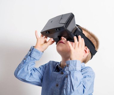 Genç çocuk giyim sanal gerçeklik dijital gözlük 