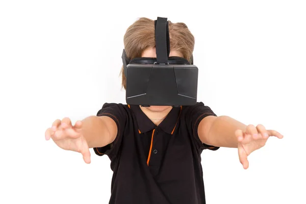 Ung flicka bära Virtual Reality digitala glasögon — Stockfoto