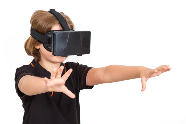 Ung flicka bära Virtual Reality digitala glasögon — Stockfoto