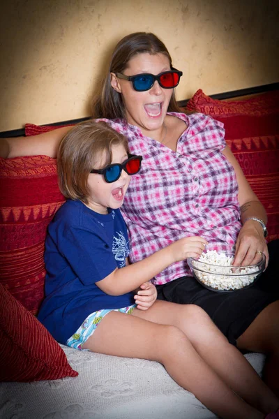 Μητέρα και κόρη με 3d γυαλιά ουρλιάζοντας ψάχνει μια ταινία — Φωτογραφία Αρχείου