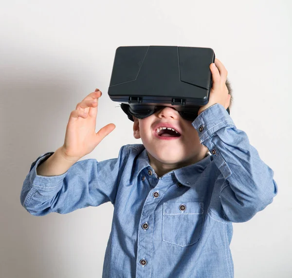 Ung pojke bär Virtual Reality digitala glasögon — Stockfoto