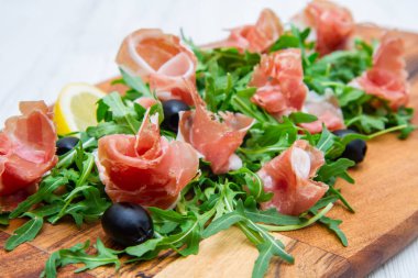 aragula ve çiğ jambon ile doğrama tahtası
