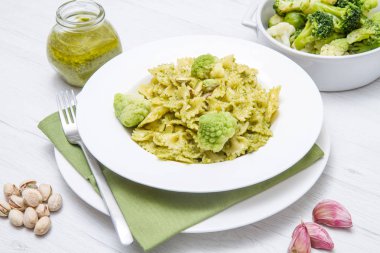 makarna brokoli pesto ve fıstık ile