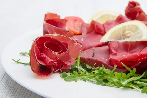 Schotel van bresaola en aragula — Stockfoto