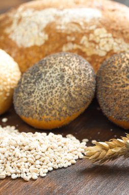 sağlıklı çok tahıl ekmeği ahşap üzerine