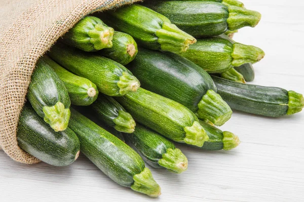 Leinensack voller Zucchini — Stockfoto