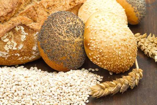 Sağlıklı çok tahıl ekmeği ahşap üzerine — Stok fotoğraf