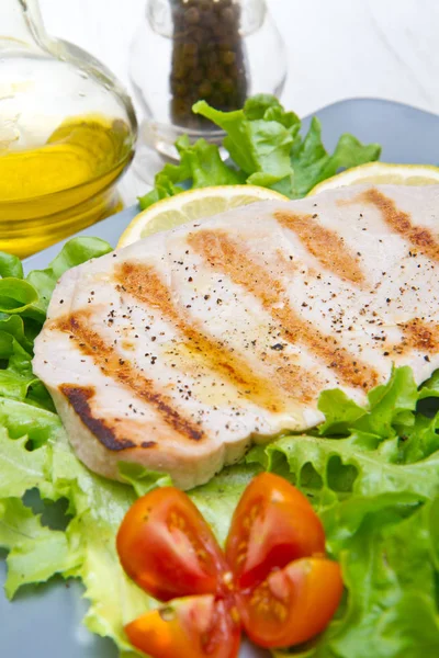 Helstekt grillad tonfisk med sallad och tomater — Stockfoto