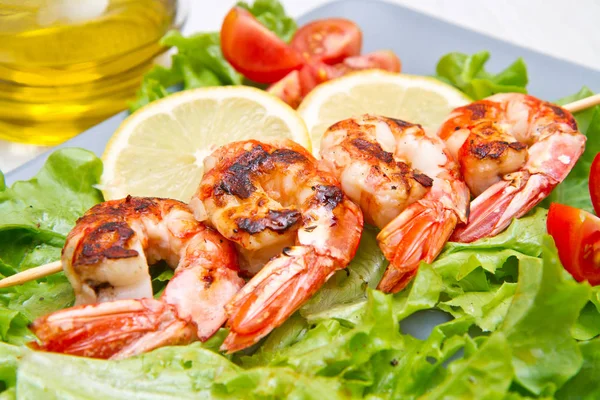 Plato de gambas a la parrilla con ensalada y tomates cherry — Foto de Stock