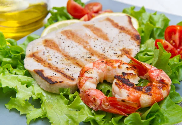 Prato de peixe grelhado com salada e tomate cereja — Fotografia de Stock