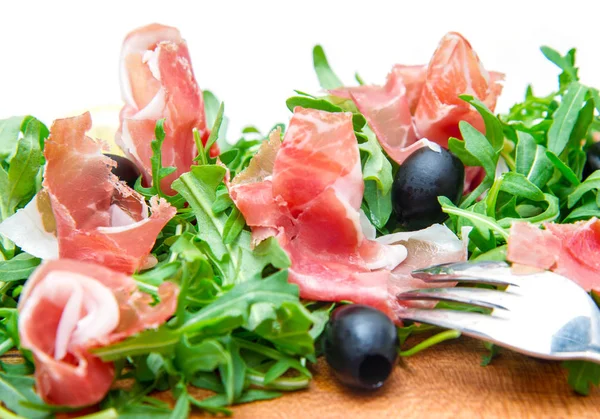 Tagliere con aragola e prosciutto crudo — Foto Stock