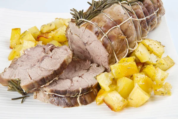 Pečené telecí maso s bramborami — Stock fotografie