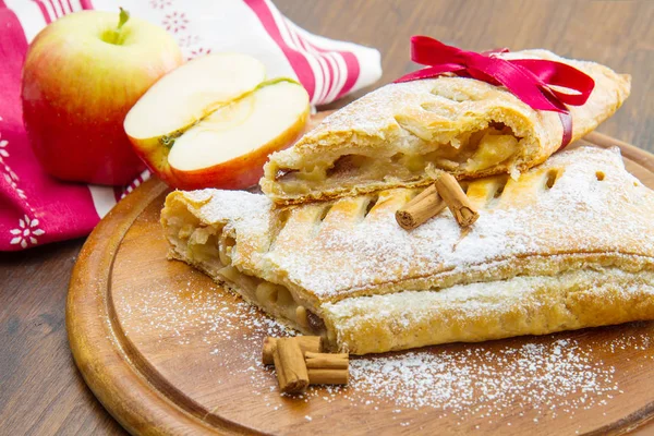 Apple strudel with fresh apple and cinnamon — Stock Photo, Image