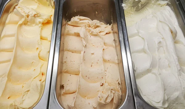 Tezgah dondurma çeşitli lezzetleri ile — Stok fotoğraf
