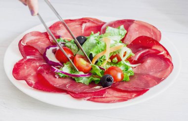  bersaola ve karışık salata ile çanak