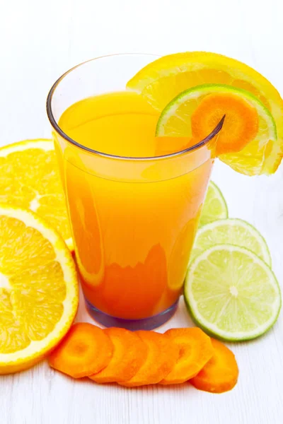 Brýle eso šťávy mrkev, pomeranč a citron — Stock fotografie