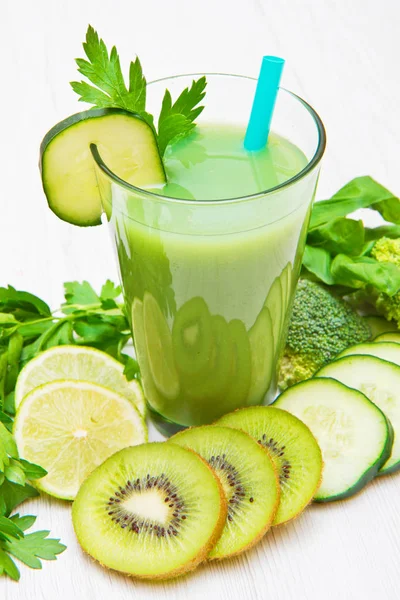 Zdravý nápoj, zelená zelenina a ovocný džus — Stock fotografie