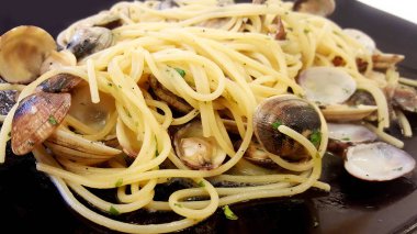 Spagetti ile midye çanağı 