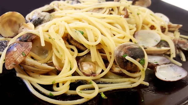 Spagetti ile midye çanağı 