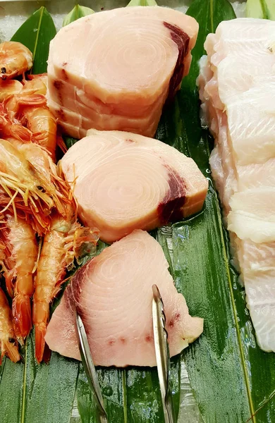 Krevety a mečouna filé připravené na grilu — Stock fotografie