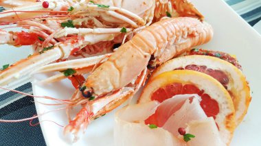 Deniz ürünleri meze ile karides, ton balığı carpaccio ve greyfurt dilim 